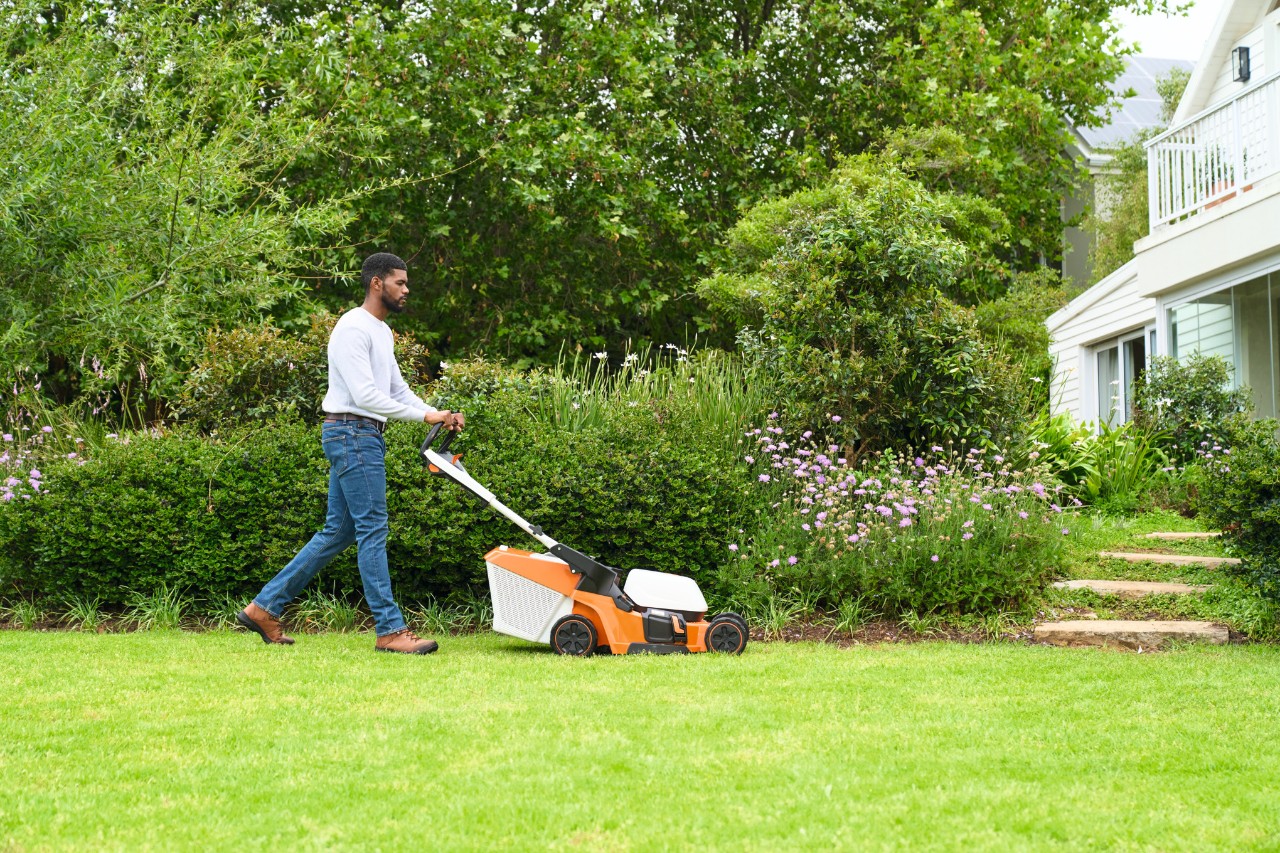 Мъж коси моравата с косачка за трева STIHL RMA 448 V
