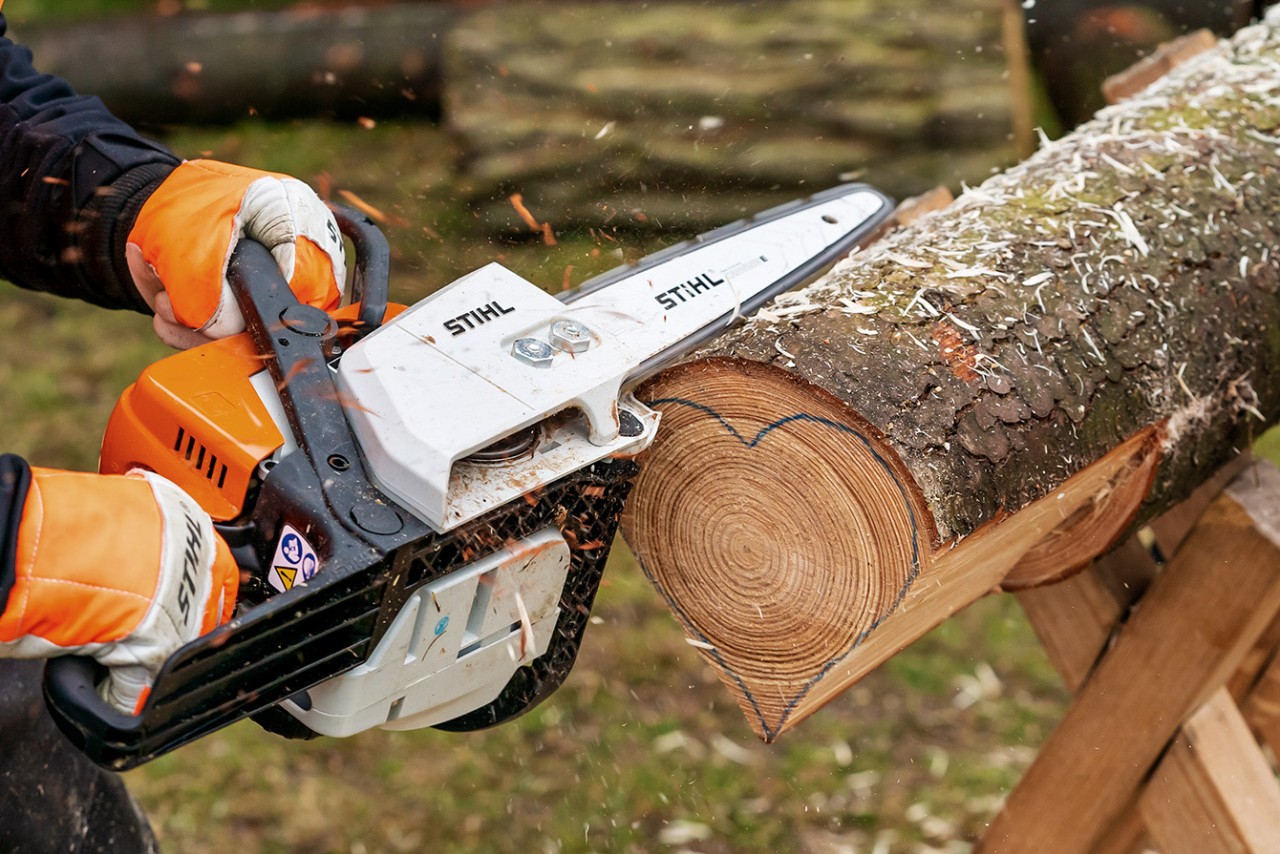С бензинов верижен трион STIHL MS 170 се реже основната форма на сърцето
