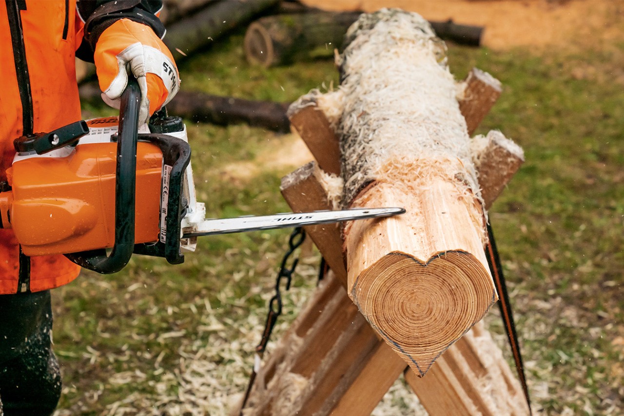 Отстраняване на кората на ствола с моторен трион STIHL