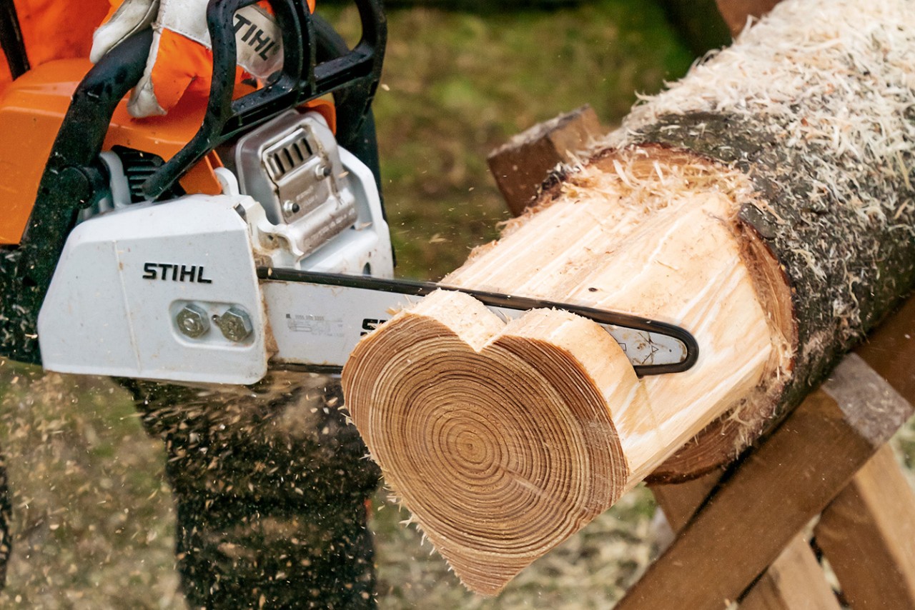 С бензиновия верижен трион STIHL MS 170 се режат шайби от дървено трупче с форма на сърце