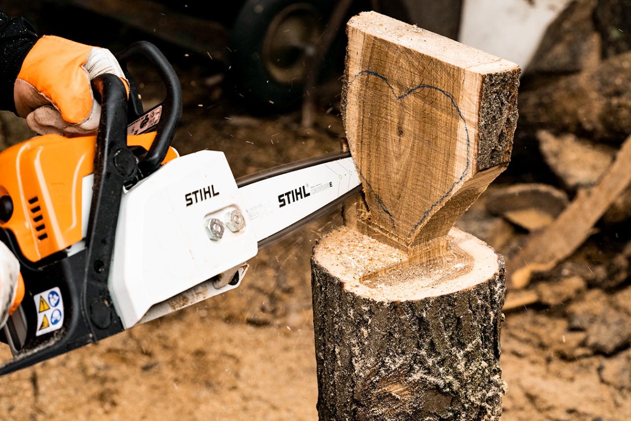 С бензинов верижен трион STIHL MS 170 дървото се реже във формата на сърце
