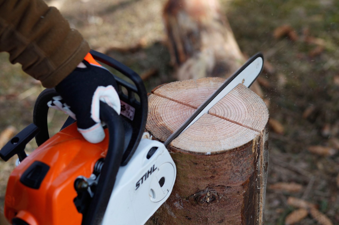 Дървото се срязва два пъти с бензинов верижен трион STIHL MS 181 C
