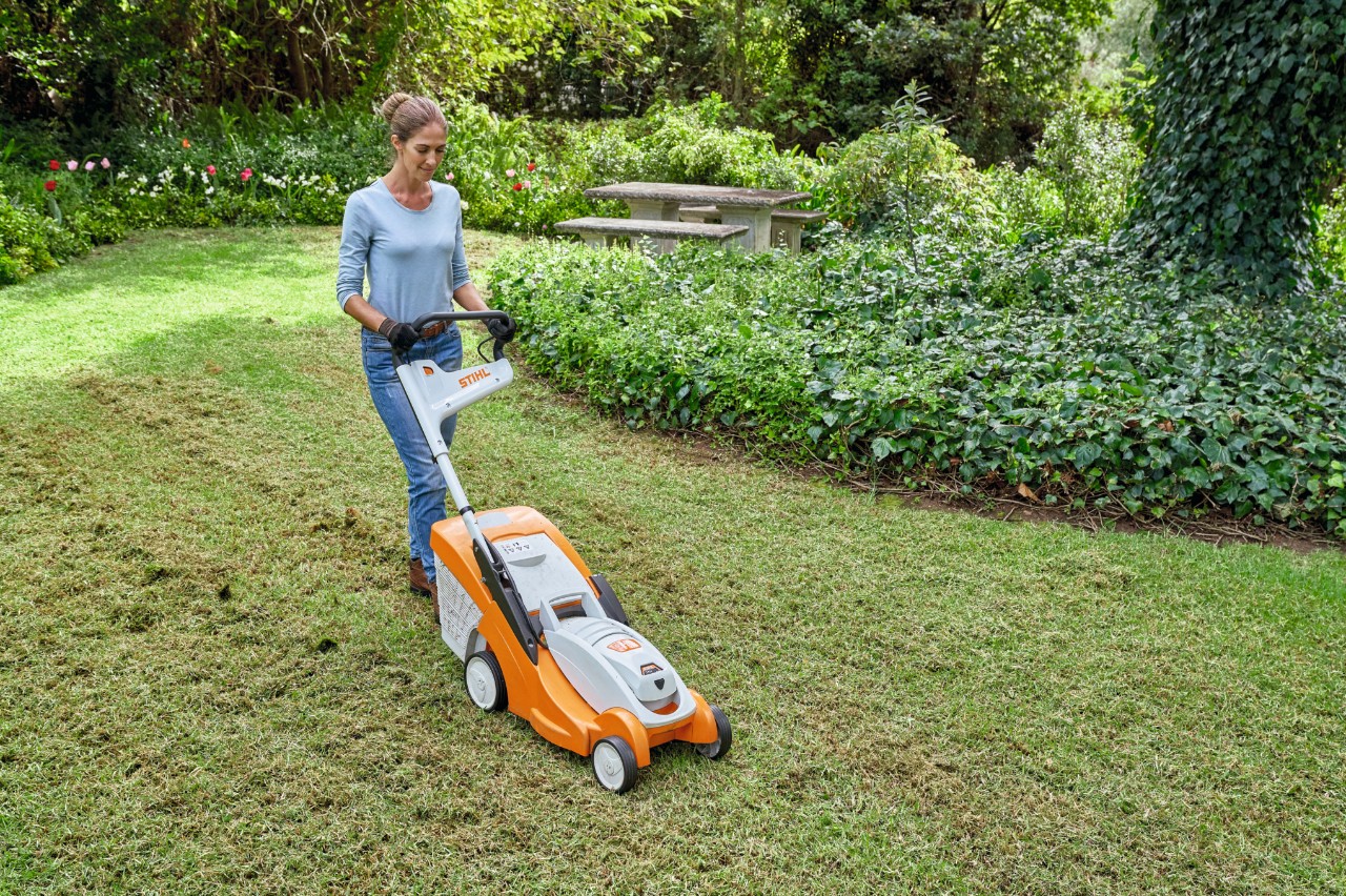 Жена коси пролетна поляна с акумулаторна косачка STIHL RMA 339 C