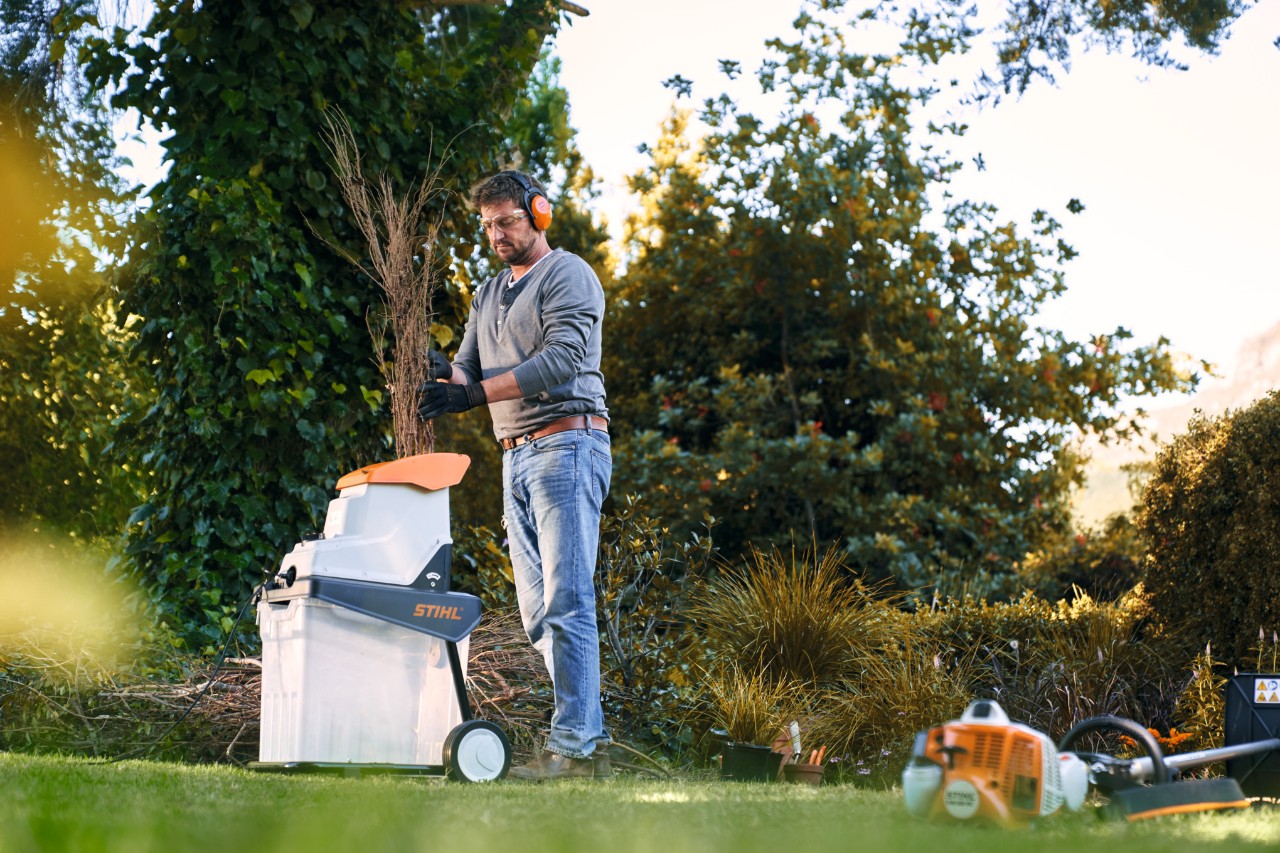 Мъж с дробилка STIHL в градината