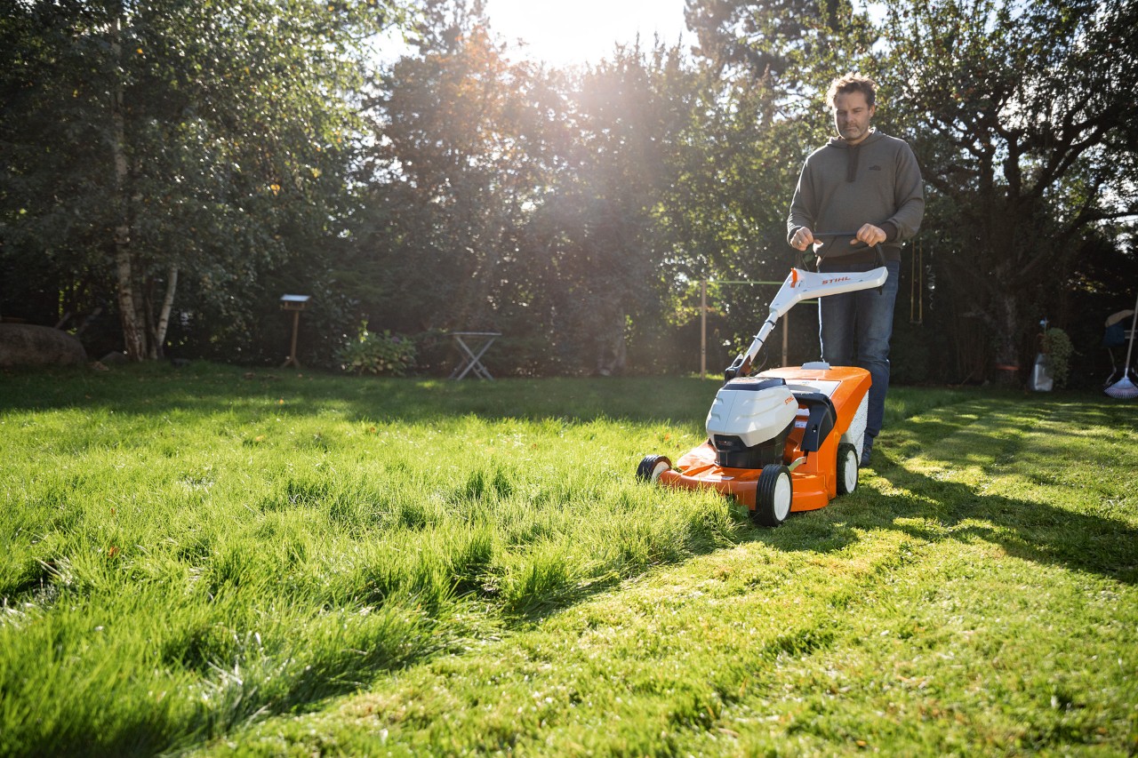 Мъж коси моравата на своя имот с акумулаторна косачка STIHL RMA 448 VC