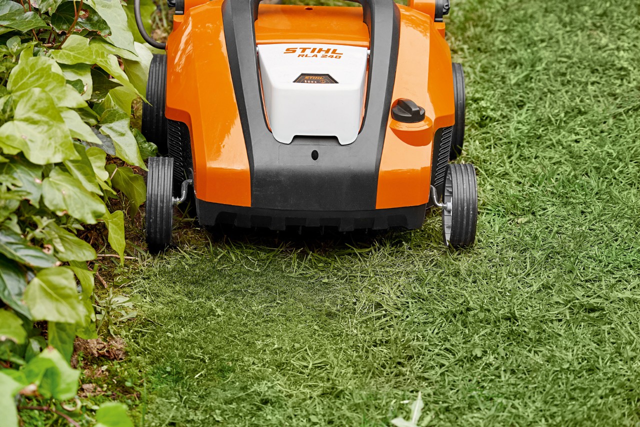 Снимка в близък план на акумулаторния аератор STIHL RLA 240 преди опесъчаване на моравата