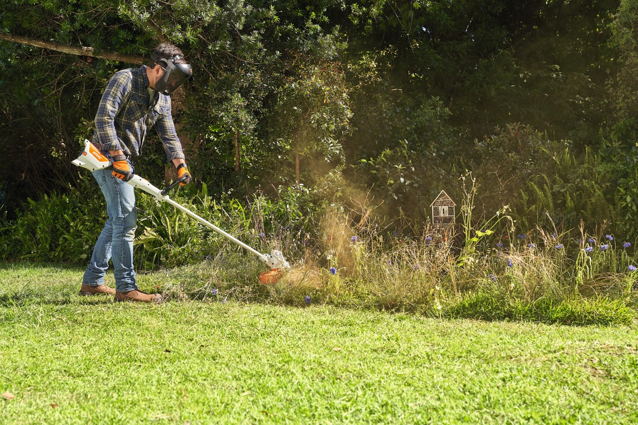 Мъж коси поляна с диви цветя със STIHL FSA 57