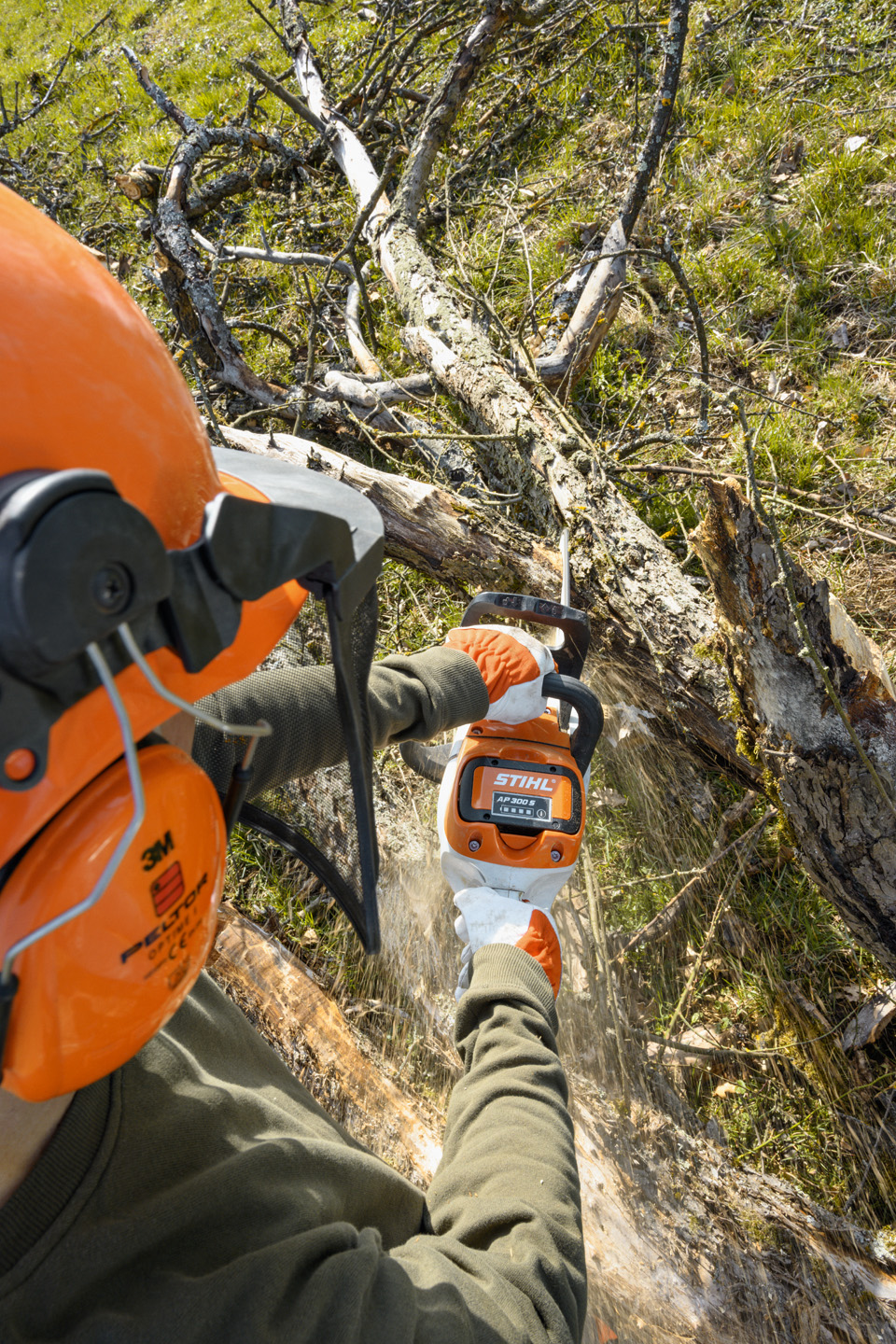 Акумулаторен верижен трион STIHL MSA 220 C-B, използван в дърво с клони