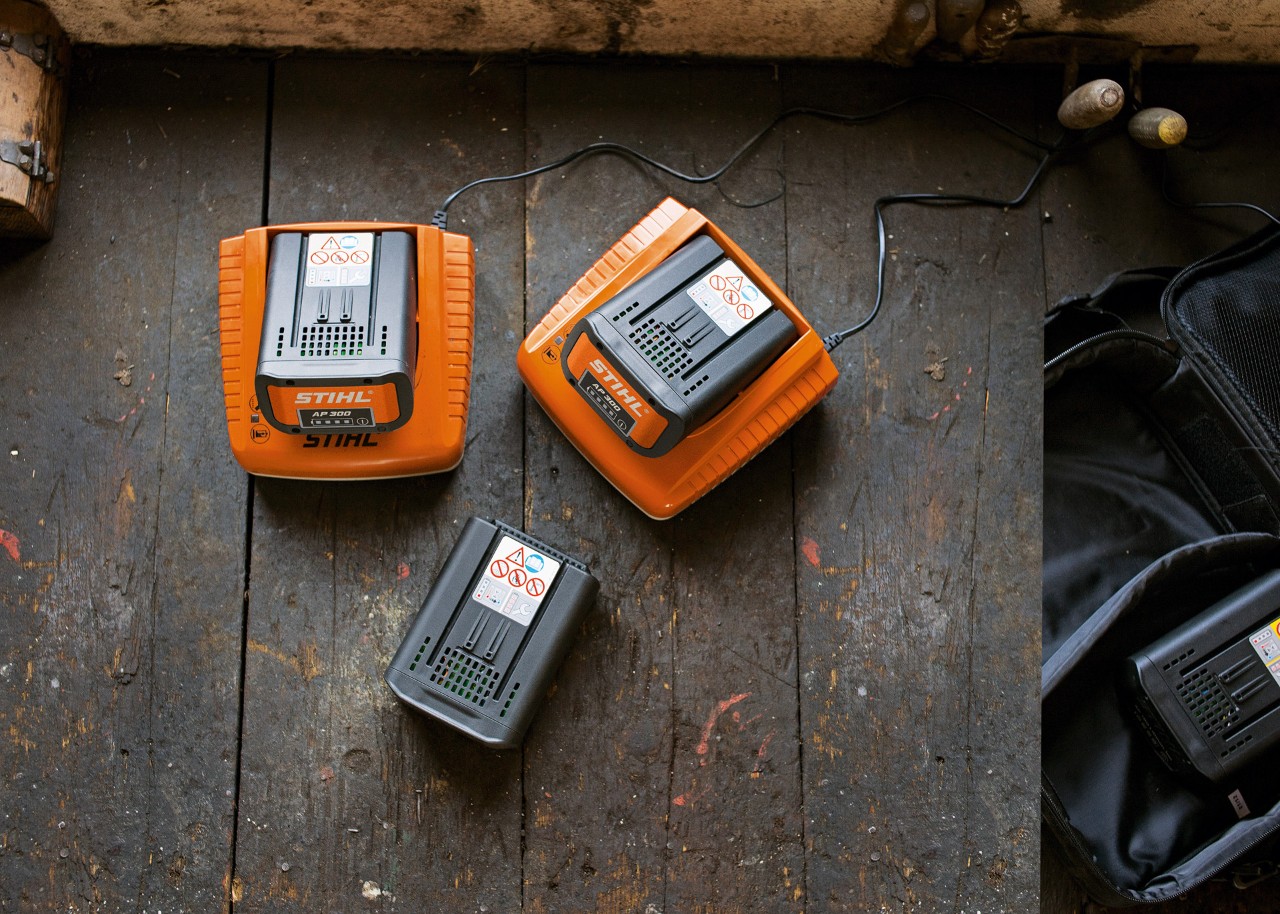 Литиево-йонни батерии STIHL се зареждат