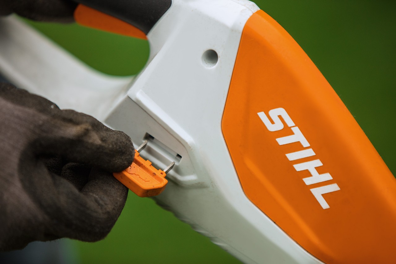 Акумулаторен тример за трева STIHL с вградена батерия и ключ за активиране