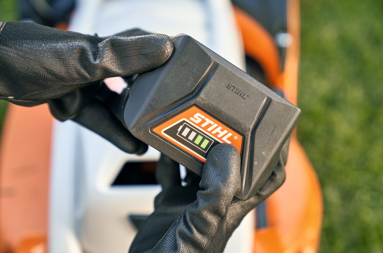 Литиево-йонна батерия STIHL, на заден план акумулаторна косачка STIHL RMA 339 C