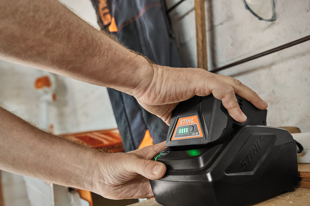 Литиево-йонна батерия STIHL AK 30 при зареждане в зарядна станция