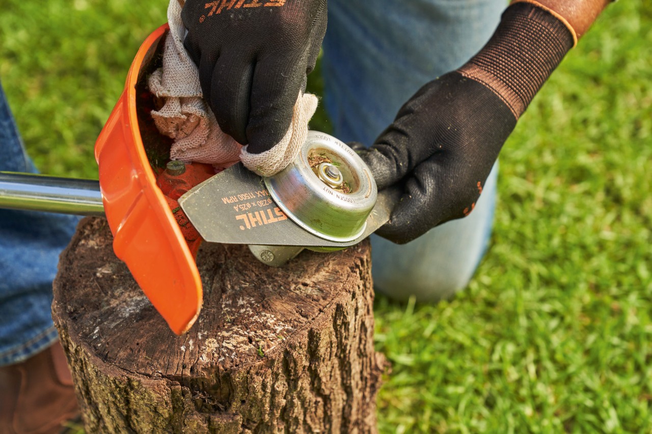 Ножът за храсти на моторна косачка STIHL се почиства с влажна кърпа