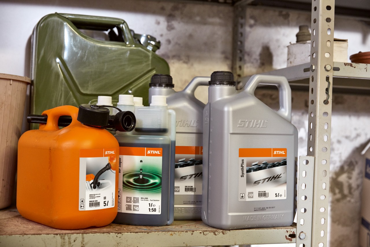 Светла туба с масло за двутактови двигатели STIHL HP Super и оранжева туба със смес за моторни косачки