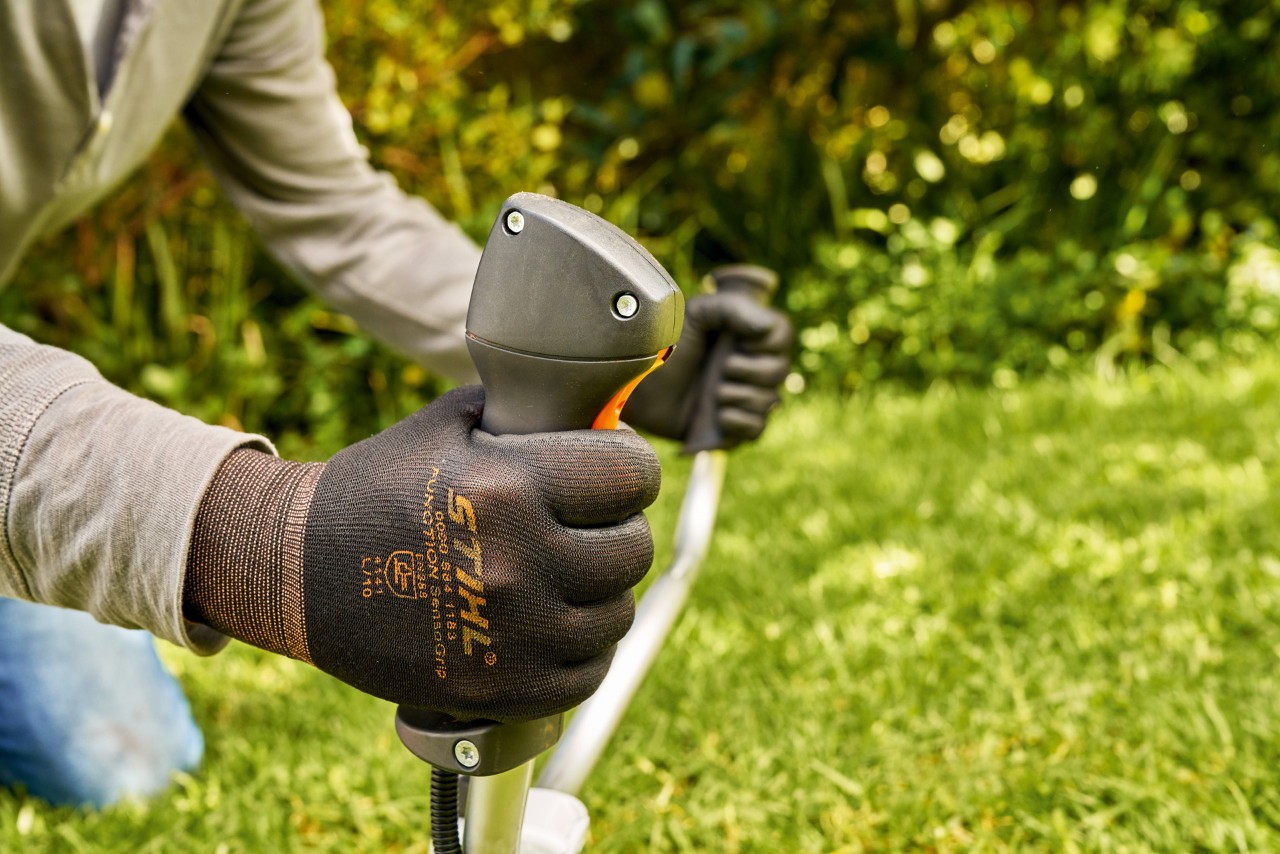 Мъж за кратко стартира двигателя на бензиновата моторна косачка STIHL FS 91