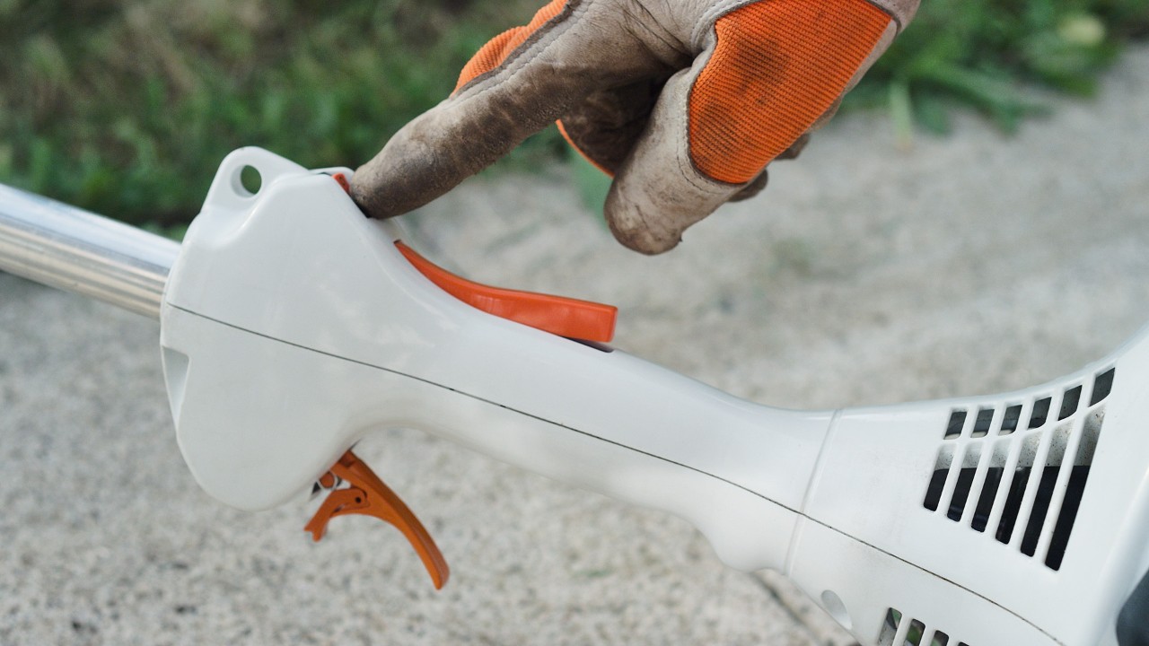 На бензиновата моторна косачка STIHL FS 38 се задейства стопиращият превключвател