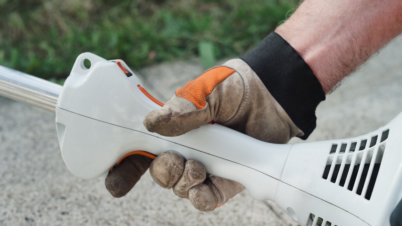 Лостът за газта на бензиновата моторна косачка STIHL FS 38 се фиксира с щракване