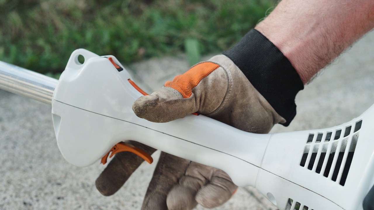 Бензинова моторна косачка STIHL FS 38 в стартово положение на газта