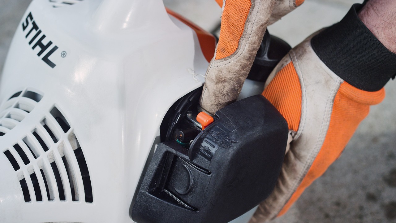 На бензиновата моторна косачка STIHL FS 38 натиснете горивната помпа