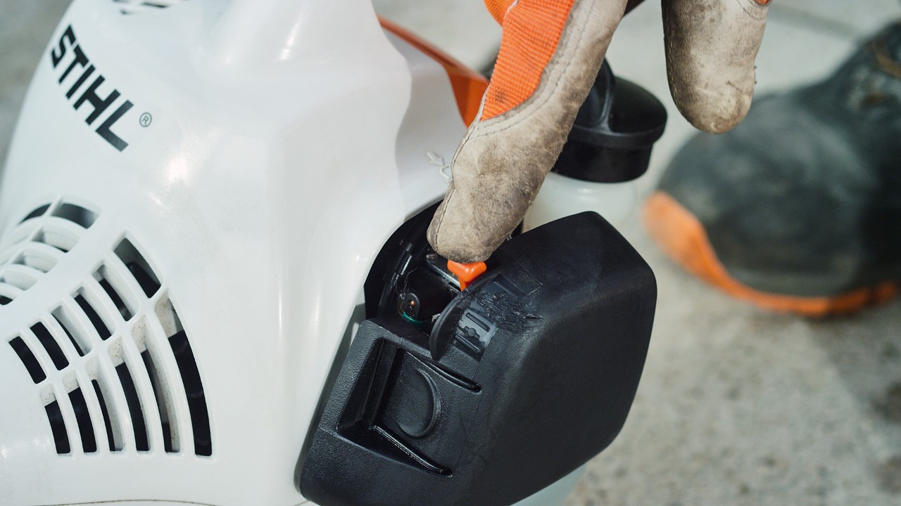 Отваря се смукачът на бензиновата моторна косачка STIHL FS 38