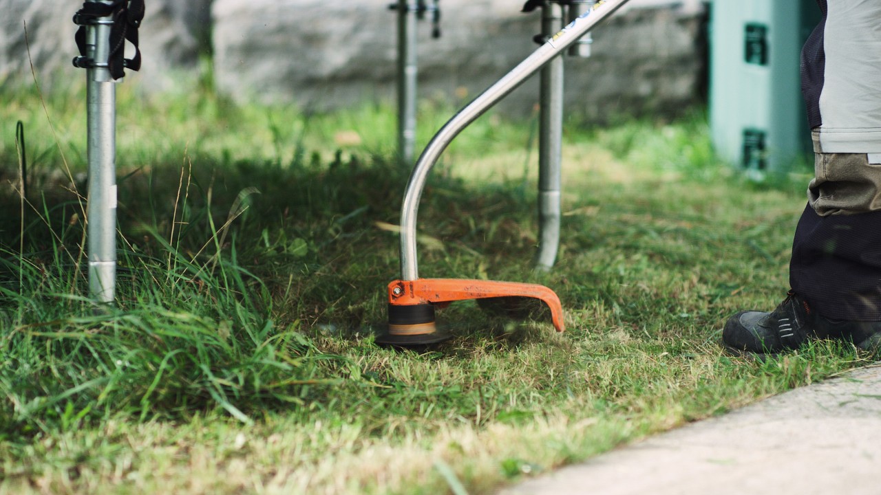 Бензиновата моторна косачка STIHL FS 38 е предназначена за косене на краища на тревни площи