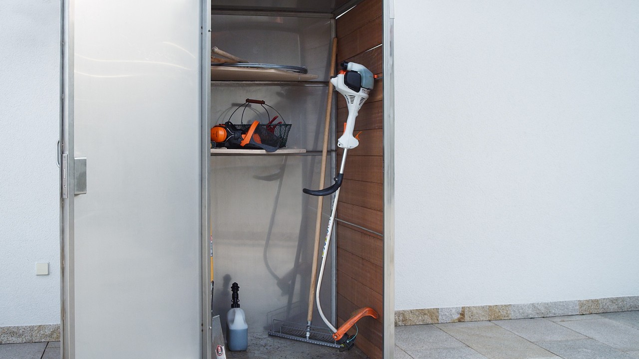 Изключената бензинова моторна косачка STIHL FS 38 стои в шкаф