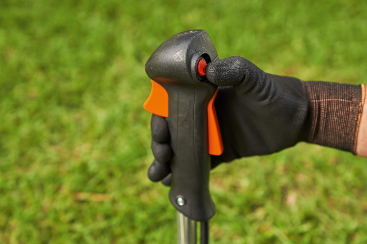 Мъж спира бензиновата моторна косачка STIHL FS 56