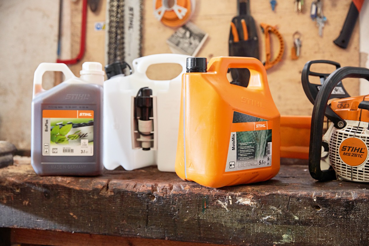 Туба със смес за верижни триони STIHL MotoMix, масло и бензин и бензинов верижен трион STIHL MS 261 C в сервиз