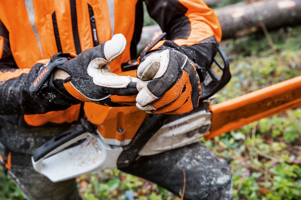 Предпазно облекло с предпазни ръкавици STIHL ADVANCE Ergo MS за работа с верижен трион