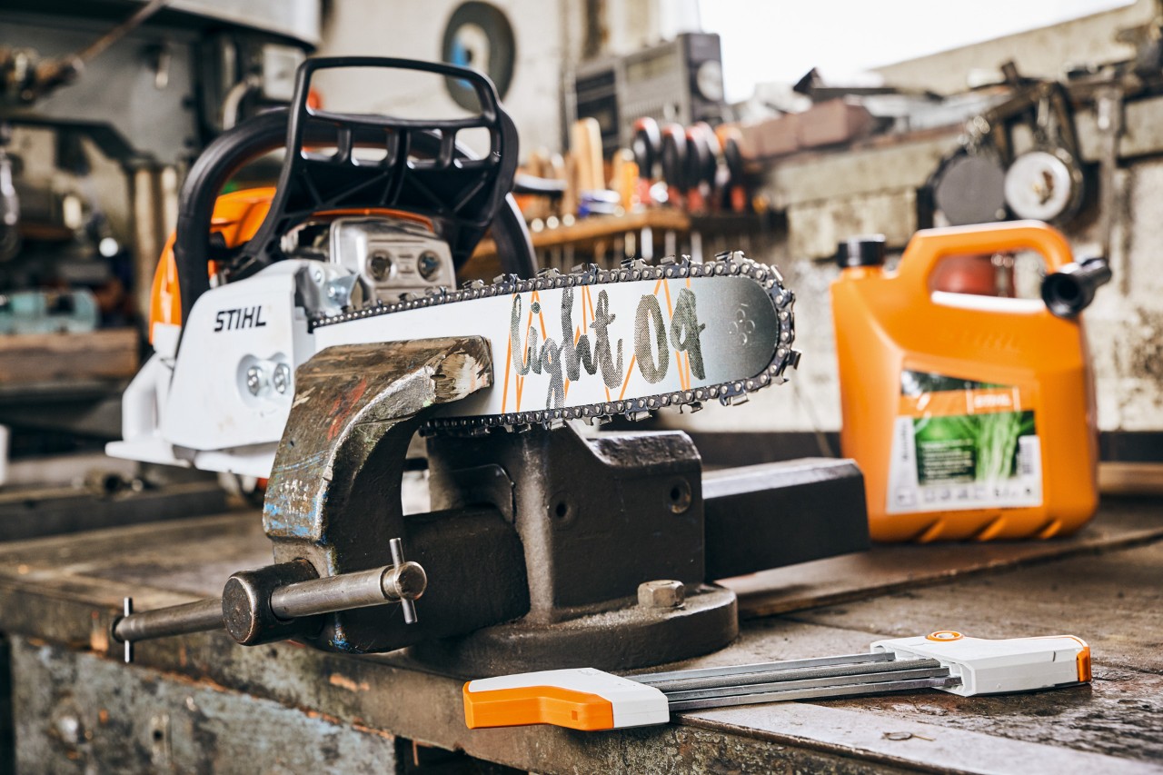 Бензинов верижен трион STIHL MS 261 C-M с водеща шина Light 04 до горивна смес STIHL MotoMix преди заточването
