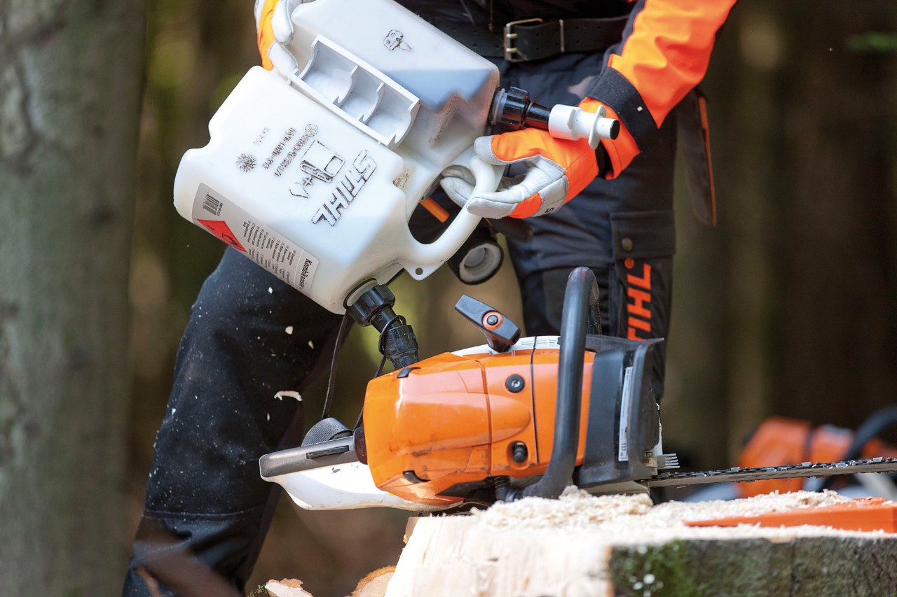  Верижен трион STIHL MS 441 се зарежда със смес за верижни триони