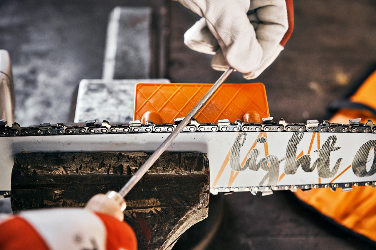С помощта на кръгла пила и решетка за заточване STIHL заточете веригата на верижния трион