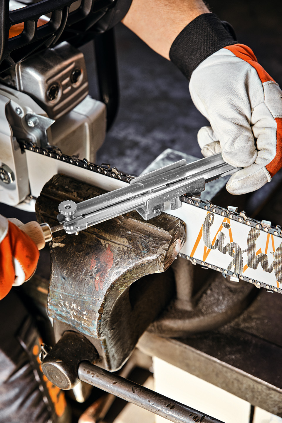 Човек с водач за задържане на пила STIHL на водеща шина STIHL Light 04