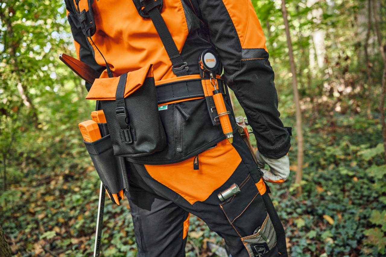 Мъж екипиран с продукти от модулната система колани ADVANCE X-FLEX на STIHL