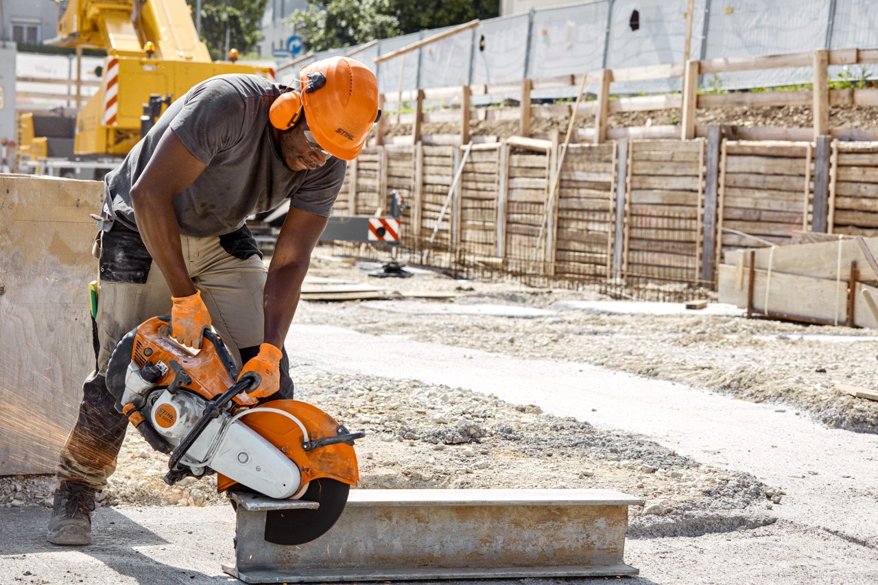 Мъж използва на строителен обект ъглошлайф STIHL TS 500i с композитни режещи дискове от изкуствена смола