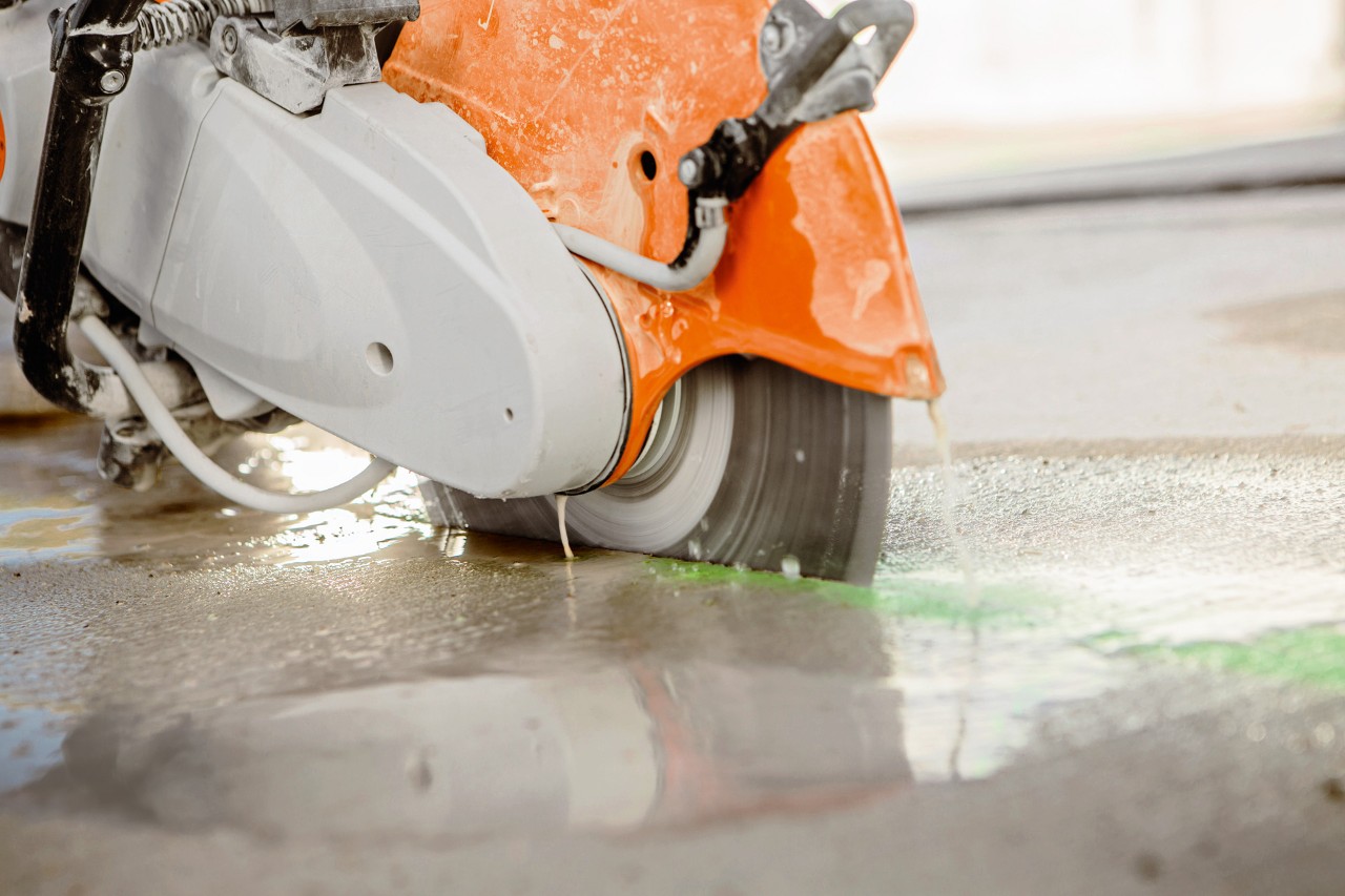 Ъглошлайф STIHL TS 440 с диамантени режещи дискове при работа