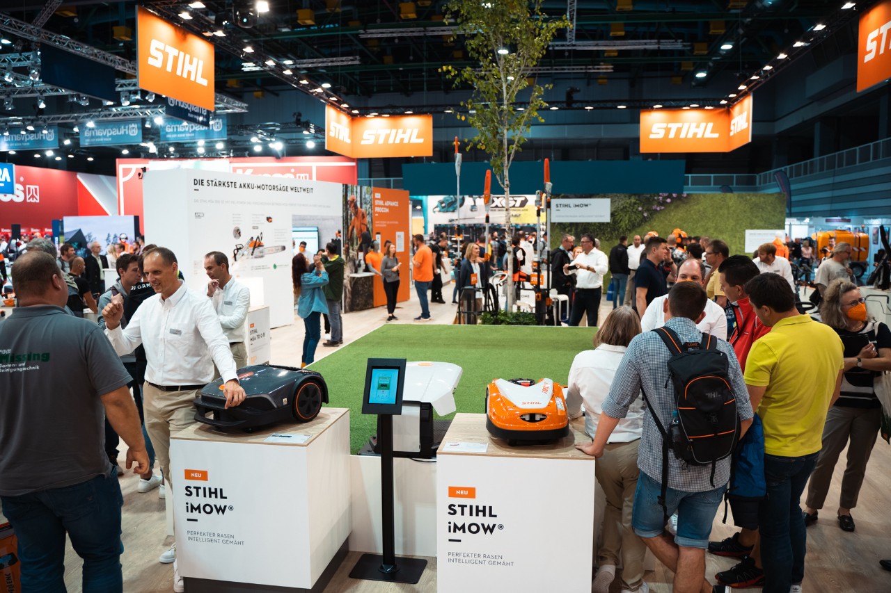 Добре посетен закрит щанд за изложения STIHL с косачки роботи iMOW®