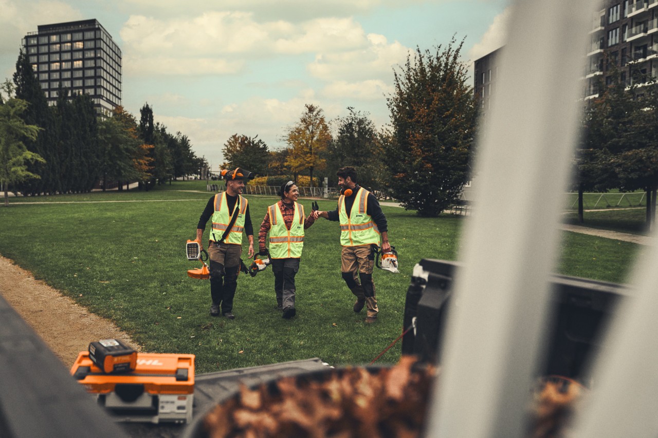 Екипът се връща към автомобила след работа с акумулаторни инструменти STIHL