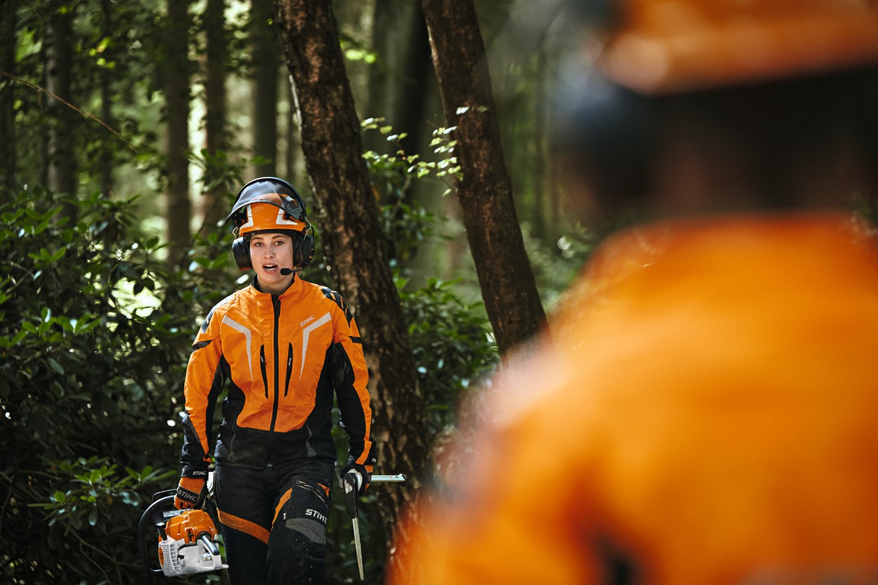 Двама горски работници в предпазно облекло STIHL с конферентна система STIHL ADVANCE ProCOM 