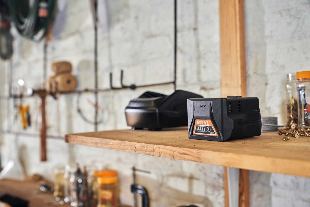 Две батерии с акумулаторна технология STIHL се намират на рафт в сервиз
