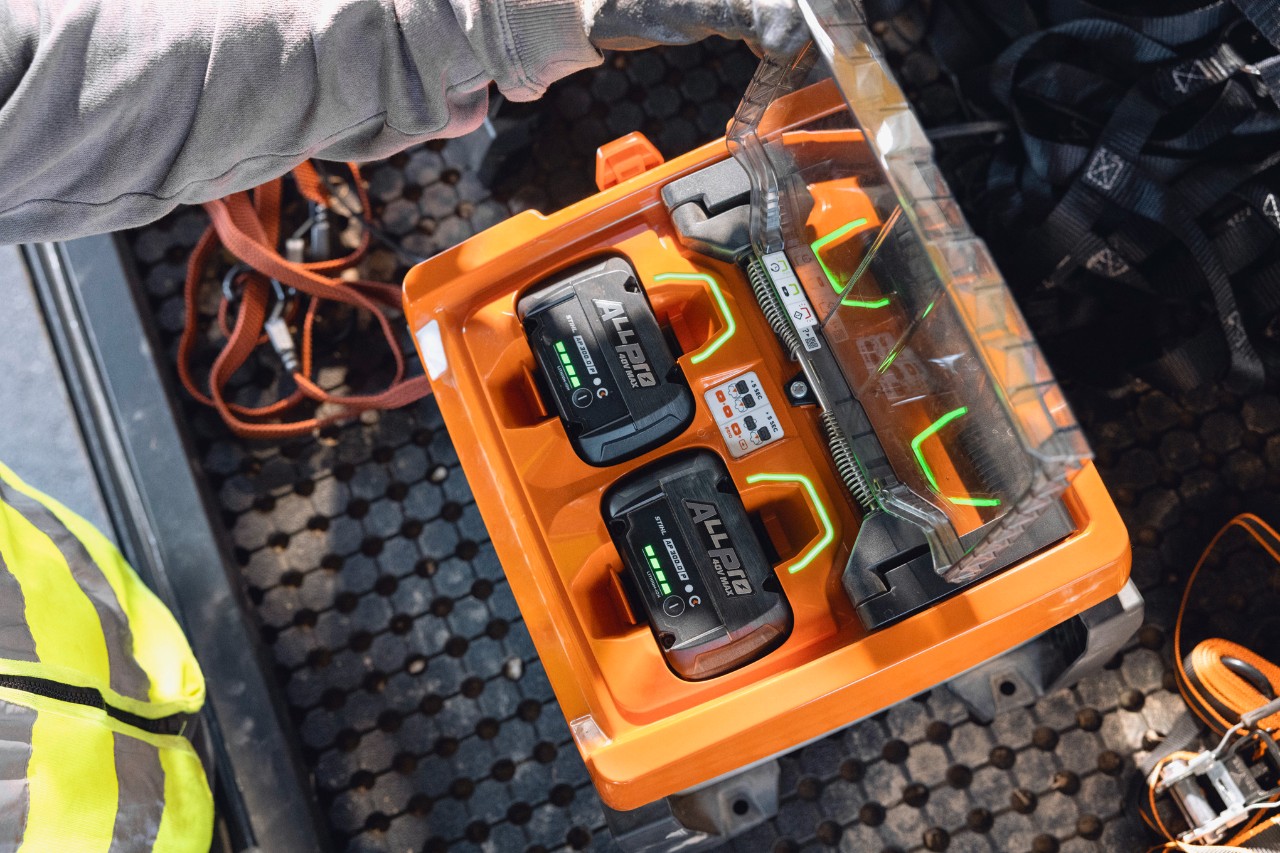 Напълно заредени акумулатори STIHL ALLPRO 300.0 P (C) в преносимото зарядно устройство AL 1802 MO
