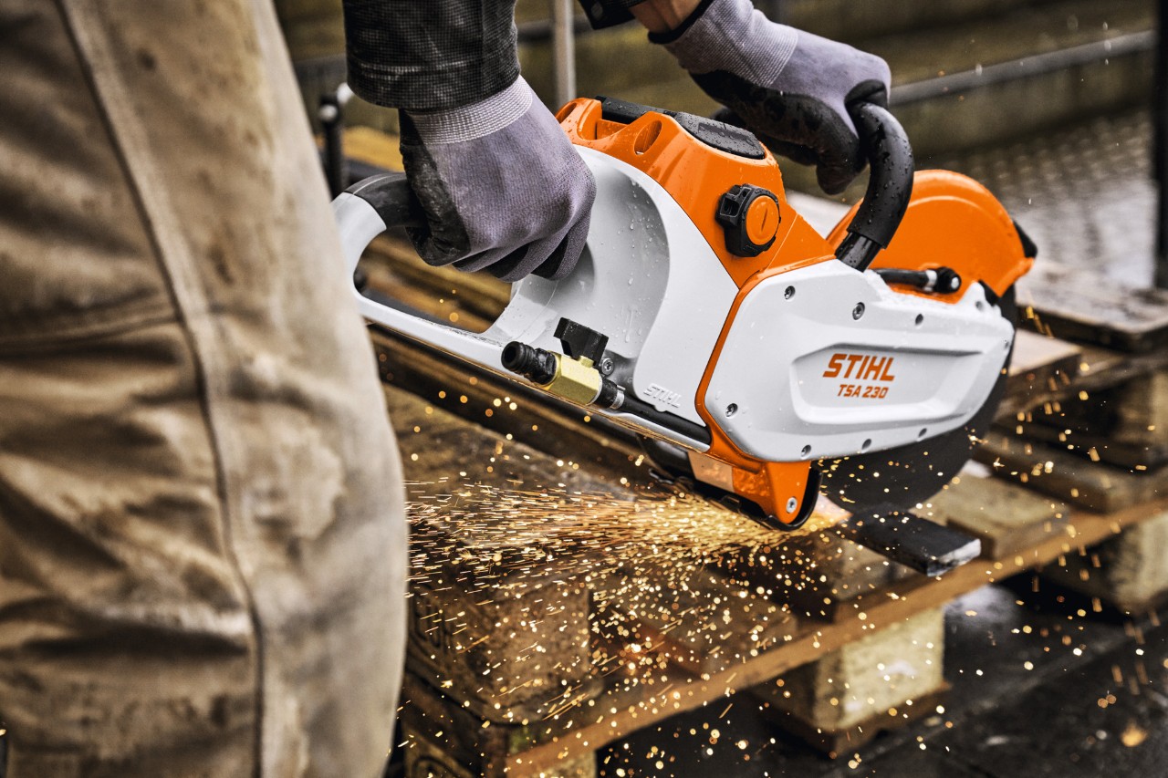 Рязане на метал с TSA 230 и батерия STIHL ALLPRO 300.0 P(C)