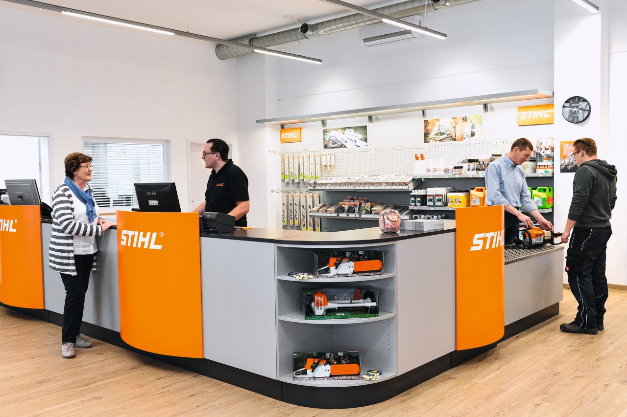 Продажбено пространство на търговски обект на STIHL със служители и клиенти  