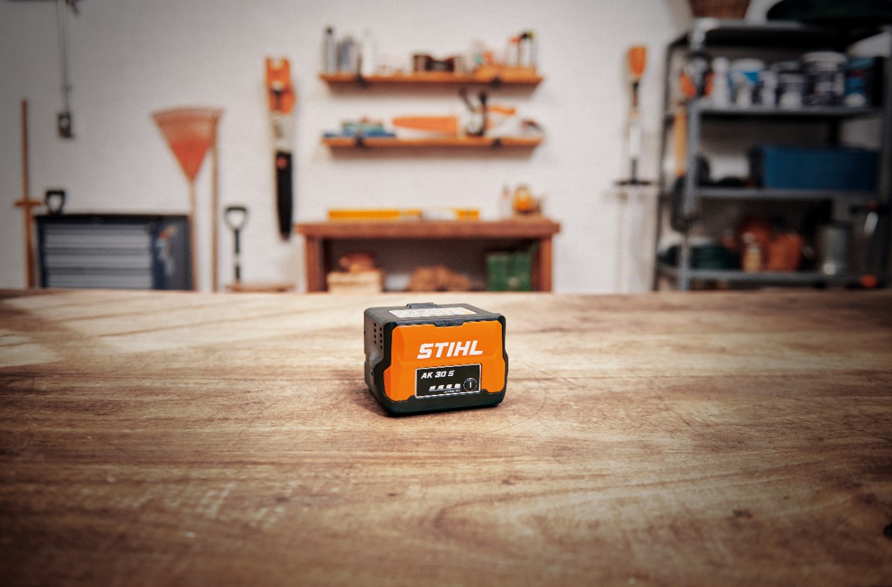 Сервиз с акумулаторна батерия STIHL AK 30 S на дървена маса 
