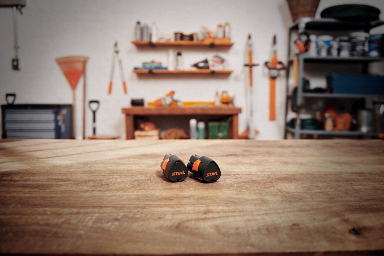 Сервиз с акумулаторна батерия AK 30 S на STIHL на дървена маса 