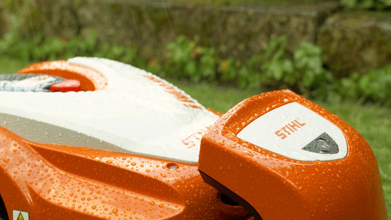 STIHL iMOW® при дъжд в своята докинг станция