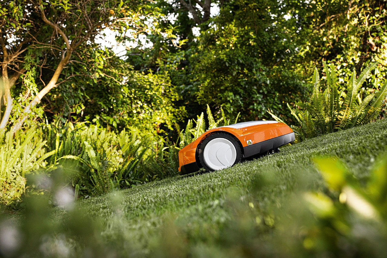  Роботът за косене STIHL iMOW® RMI 632 се движи нагоре по наклон