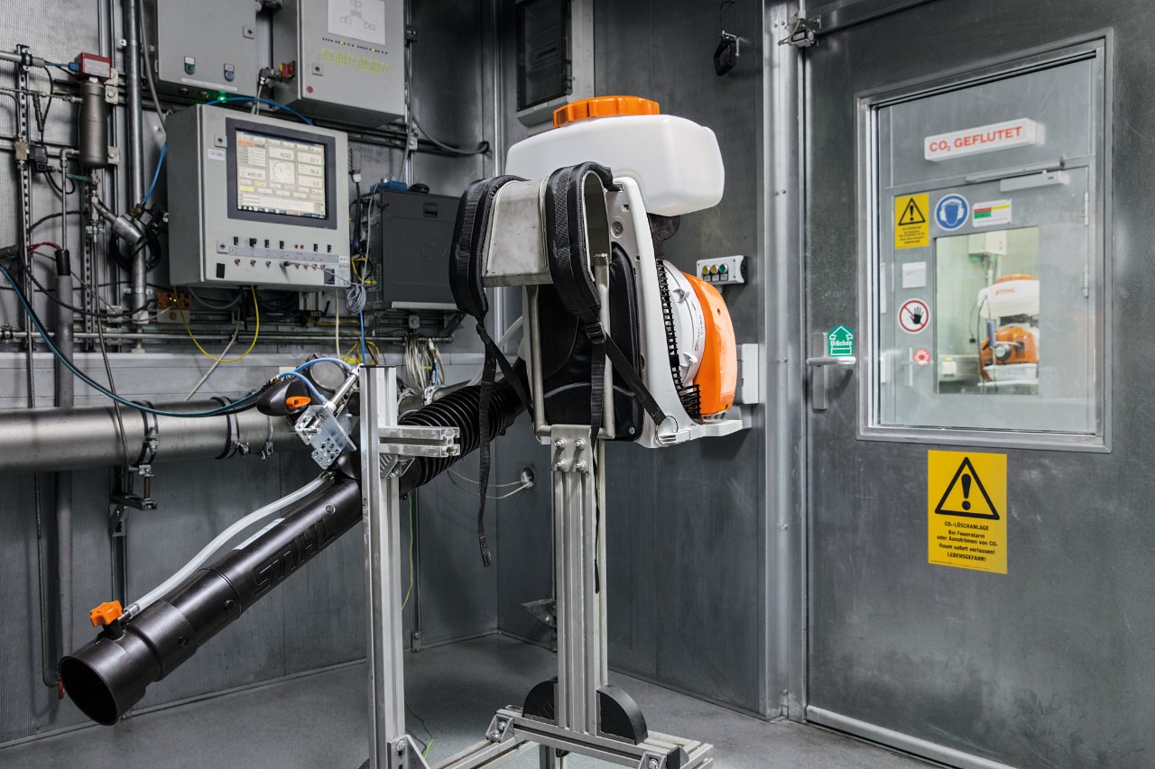 Проверка на стойността на CO2 на уред STIHL при разработката