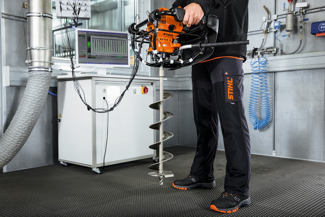 Уред STIHL се тества за натоварване с вибрации