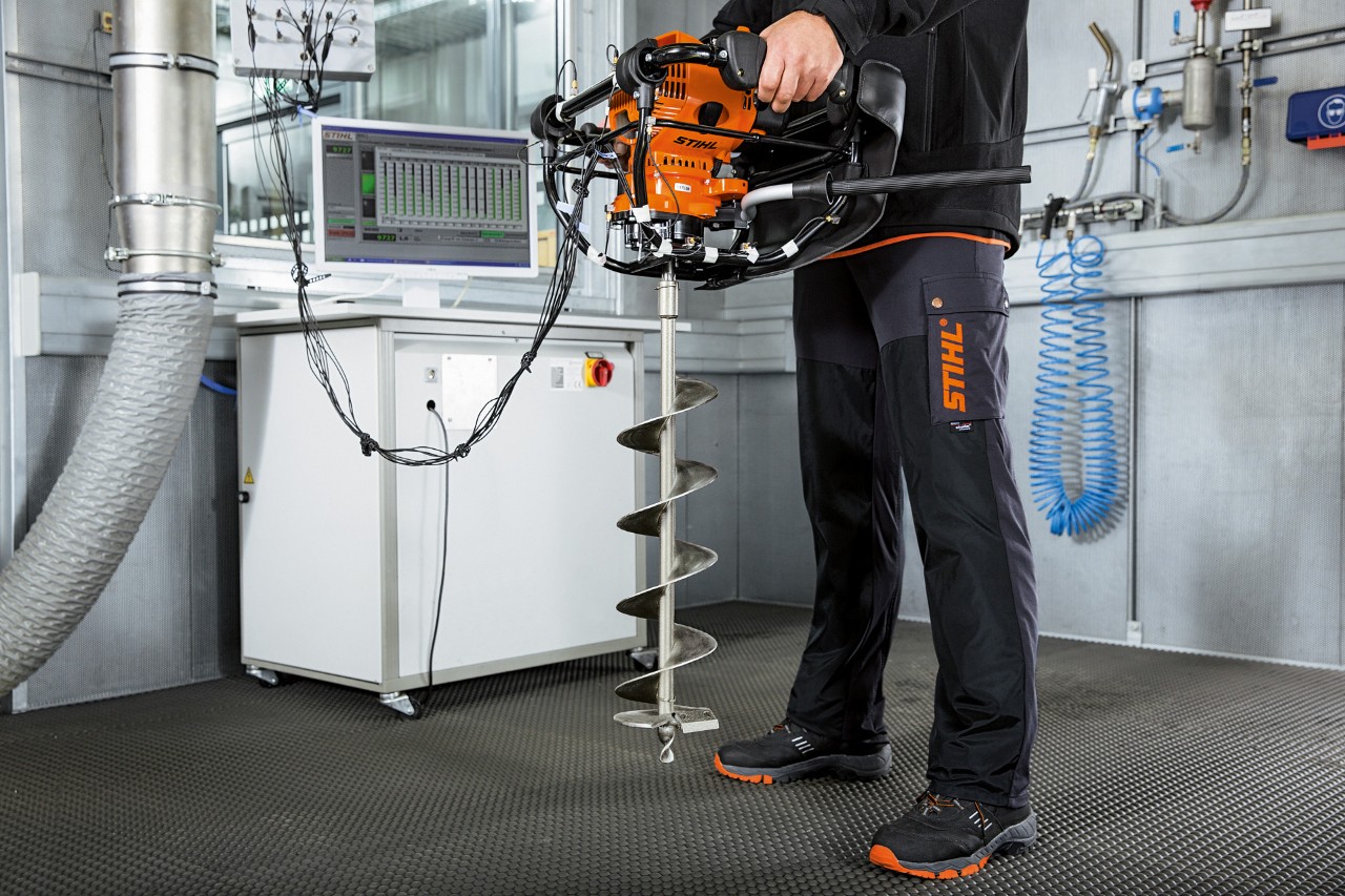 Уред STIHL се тества за натоварване с вибрации 
